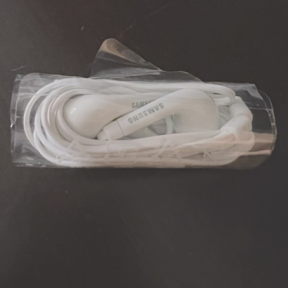 2 for $10!!! NWOT samsung earphones